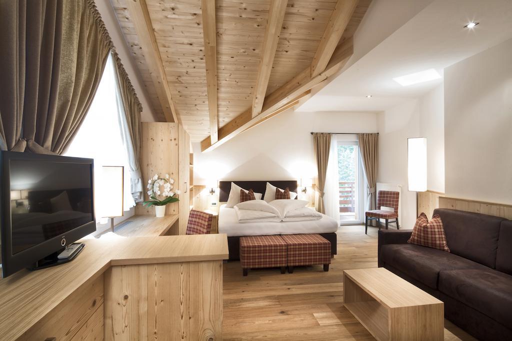 Hotel Comploj Adults Only Selva di Val Gardena Phòng bức ảnh